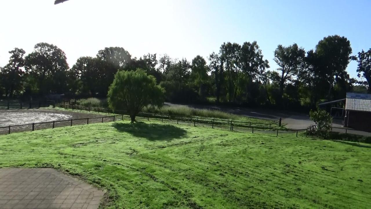 Hôtel Les Grands Chênes à Remilly-les-Marais Extérieur photo